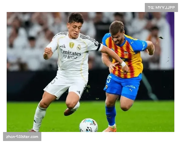 姆巴佩折射破门后振臂庆祝，皇马保留争冠希望